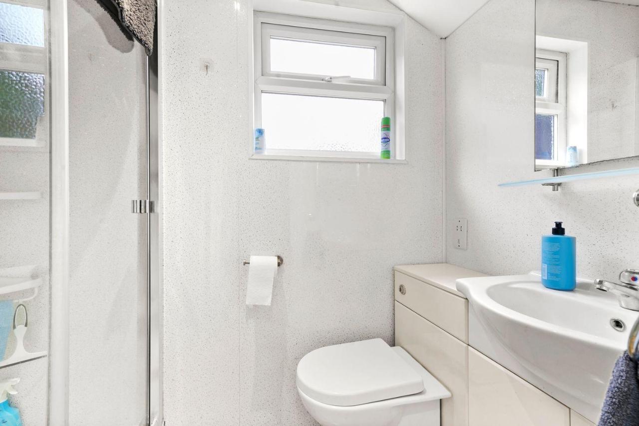 Comfortable 2 Bedroom Property, Maidstone Dış mekan fotoğraf